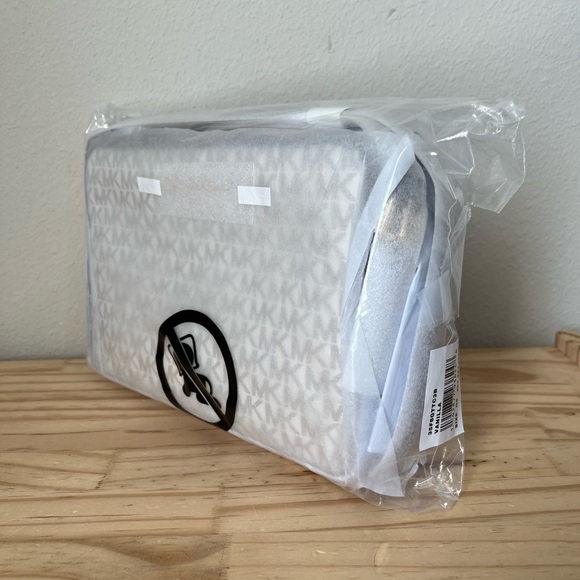 🌼Michael Kors Purse - Picture 13 of 13